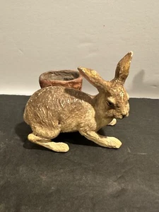 Estatuilla Bethany Lowe Primitive Bunny Rabbit hecha a mano con cesta lateral - Imagen 1 de 7