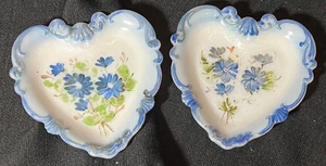 Vecchio set vintage di 2 piatti Charleton vetro latte dipinto a mano cuore floreale - Foto 1 di 11