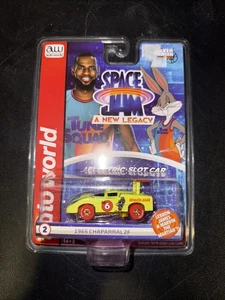 Coche Ranura Eléctrico SC386 Auto World 1966 Chaparral 2F Space Jam Lebron James HO - Imagen 1 de 3