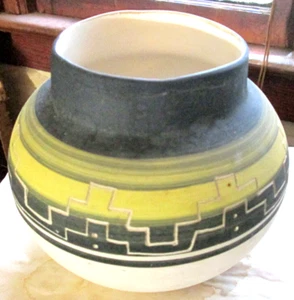 NATIVE AMERICA UTE MTN. TRIBE CERAMIC VASE SIGNED "R. ROOT", 6" X 4 3/4" USED - Picture 1 of 5