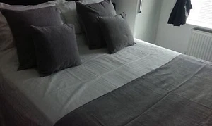 CORREDORES DE CAMA DE HOTEL Y COJINES A JUEGO GRIS PLATEADO CHENILLA LISA SE VENDEN POR SEPARADO - Imagen 1 de 8