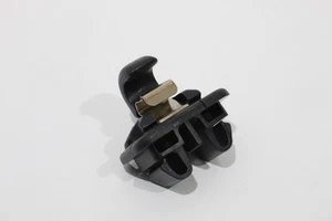 Audi A6 C5 TT 8N clip de gancho de parasol negro ónix nuevo genuino 4B08575621EJ - Imagen 1 de 13