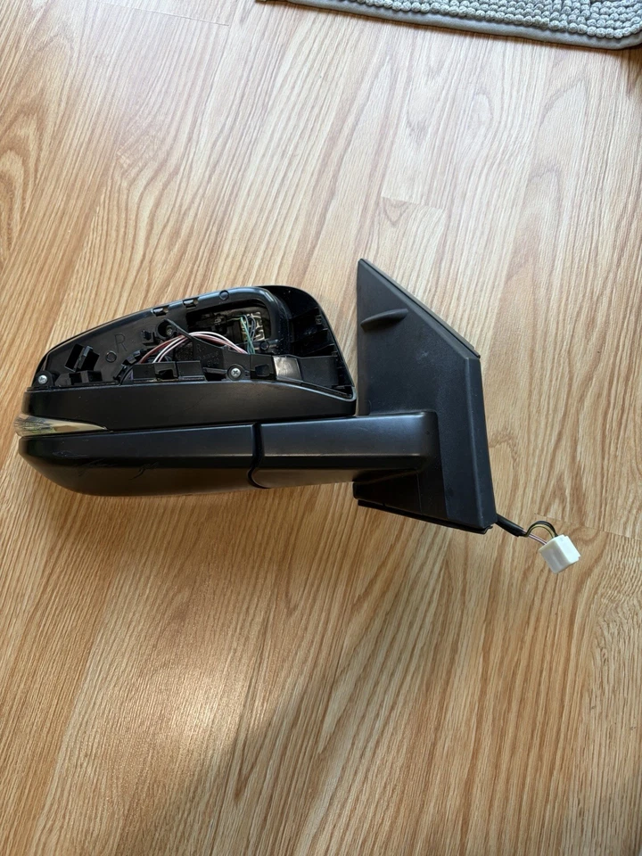 Оригинальное правое 7-проводное боковое зеркало указателя поворота для Toyota RAV4 2016 2017 2018 годов выпуска - Изображение 1 из 4