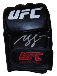 KHAMZAT CHIMAEV signed (UFC MMA handsigniert Kampfhandschuh BECKETT BAS BT56319 - Bild 1 von 2