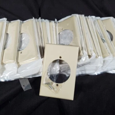 Leviton 象牙色 2.15 英寸圆形 1-Gang 插座 30/50A Midway 壁板(25 盒) — 第 1/4 张图片