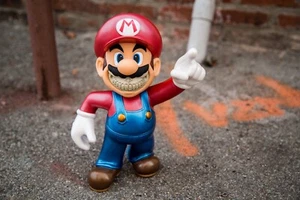 Figura Vinilo Ron English x MINDstyle x 8DEUCE8 "Mario Grin" Edición Metálica - Imagen 1 de 2