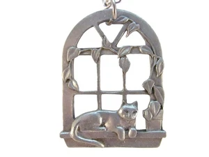 Zinn Katze auf Fensterbank Anhänger Halskette signiert 1987 Möwe Kanada - Bild 1 von 12