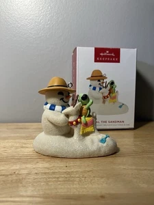 Hallmark 2024 "Sandal The Sandman" Ornament in Box 3. in Serie - Bild 1 von 9