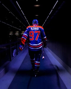 Connor McDavid Walking Down the Tunnel Edmonton Oilers 8x10 NHL Hockey Photo - Bild 1 von 1