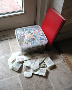 x307/ Worldwide Collection Lot in Box (1000g) & Album - Thousands of stamps - Picture 1 of 14