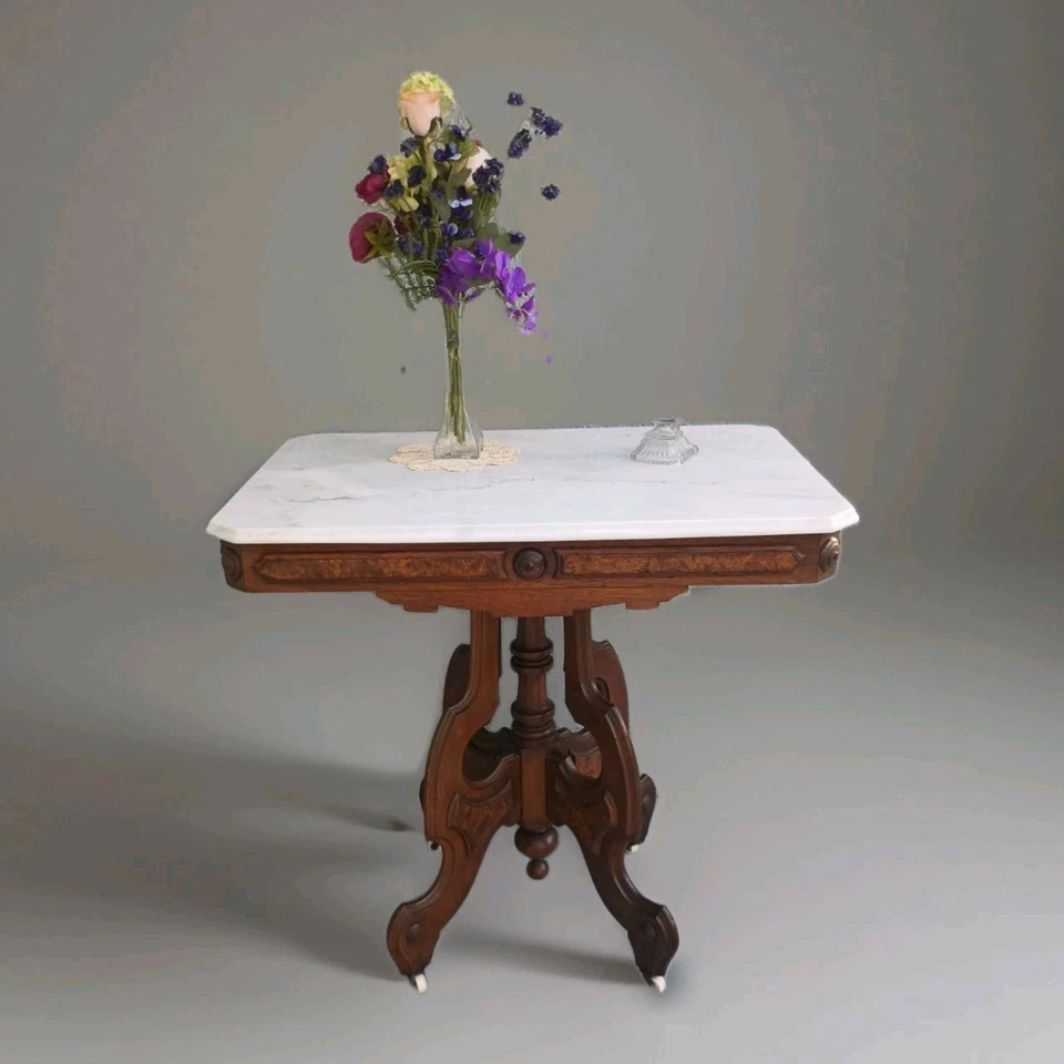 Antigua mesa Eastlake con base de nogal con tapa de mármol blanco brillante y ruedas Foto 1 de 4