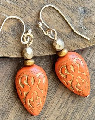 Pendientes vintage grabados en naranja y oro. Peso ligero. Foto 1 de 3