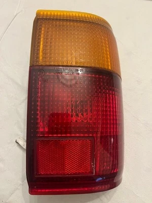 GENUINE 1990-94 TOYOTA HILUX SURF REAR DRIVERS  SIDE LIGHT 35-37R 33-06204 Koito — 第 1/4 张图片