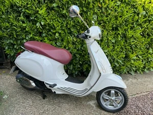 Vespa Primavera 125 ABS 3v ie 2015 (only 35km on the clock!) - Picture 1 of 16