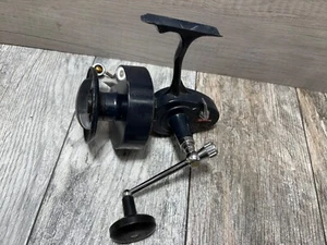 Carrete giratorio vintage Big Game Mitchell 498 piezas o reparación necesita trabajo - Imagen 1 de 15