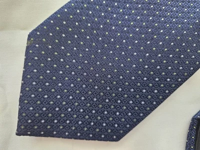 Cuadrados texturizados azules Stafford Tailored Culture con micro puntos 61"X3,25" 100 % seda Foto 1 de 4