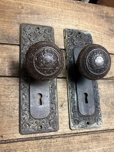 Antico pomello porta metallo e piatti posteriori set piatti vintage ornato perline vittoriano - Foto 1 di 24