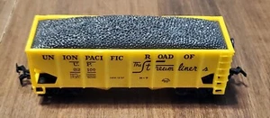 Vintage HO scale UNION PACIFIC UP32100 Coal Hopper w/Load ~ T5845 - Picture 1 of 5