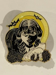 "Pin esmaltado raro Wednesday Addams numerado 6 de 25 terror gótico grande 2"" tamaño" - Imagen 1 de 3