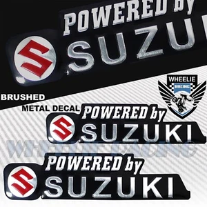 2X METAL 5.25" SUZUKI ALUMINIO CEPILLADO EMBLEMA LOGOTIPO + CALCOMANÍA CARTA - Imagen 1 de 2