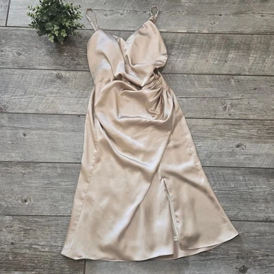 Revelry 金色侧收集意大利面肩带 Satiny 正式假日连衣裙,8 码 — 第 1/4 张图片