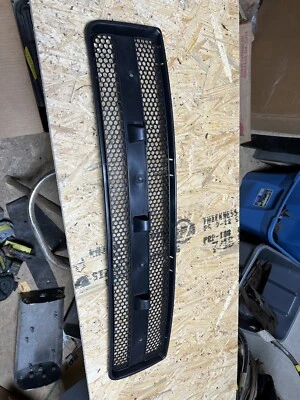 2002 - 2005 Saturn Vue Front Bumper Grille Black Textured GM1036116 - Image 1 of 4