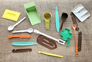 Lot Of 17 Vintage New Tupperware Gadgets Home Party Favors - Picture 1 of 4