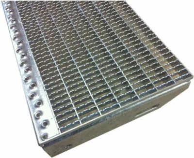 Gitterroststufen, Tiefe 270mm, MW30/10, versch. Größen, gleithemmend fvz - Bild 1 von 2