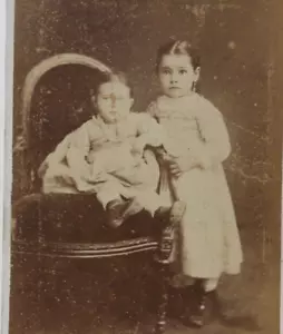 Photo ancienne, format CDV Portrait de 2 enfants (ca 1880) par Duburget à Niort - Imagen 1 de 3