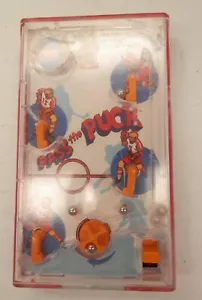 Juego de bolsillo Tomy de colección PASS THE PUCK - Juego de habilidad de paso de pelota portátil de los años 80 - Imagen 1 de 2