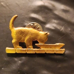 Vintage goldfarbene Katze trinkt Milch Hut Anstecknadel Brosche Made in USA JJ Co.  - Bild 1 von 4