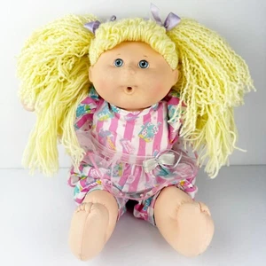 Kohlaufnäher Kinder Erstausgabe 1990 Hasbro Mädchen Puppe Geburtstagspuppe - Bild 1 von 9