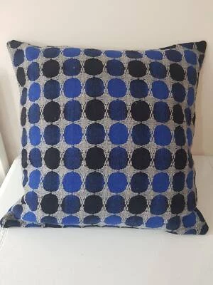 Funda de cojín hecha a mano 50x50cm puntos azules y negros sobre tela de lana gruesa gris. Foto 1 de 2