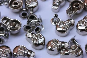 Borchie sfuse in lega a teschio con rivetto color argento12x8mm skull studs - Picture 1 of 1