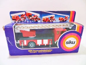 SIKU 2819 'FEUERWEHRDREHLEITER MERCEDES 2282 FIRE ENGINE' 1:55. SUPERB/BOXED - Picture 1 of 8