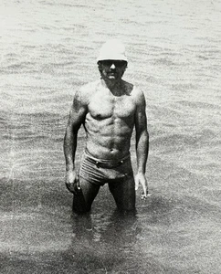 Baúles de hombre sin camisa bulto físico Beefcake chico interés gay foto de colección - Imagen 1 de 3