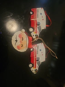 2 adornos de ambulancia 1 adorno de concha marina de Santa Claus - Imagen 1 de 2