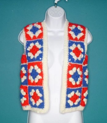 Chaleco Cuadrado Abuela Crochet Mano Años 60 70 Rojo Blanco AZUL Talla S/M De Colección Foto 1 de 4
