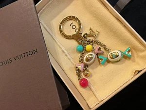 LOUIS VUITTON Schlüsselringhalter Kette Tasche Charm AUTHENTISCH Porto Cle Delice Süßigkeiten LV KOSTENLOSER VERSAND - Bild 1 von 16