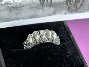 NUEVO Anillo Carolyn Pollack Relios 5 Piedras Blanco Howlita Banda Talla 8 HECHO EN EE. UU. - Imagen 1 de 10