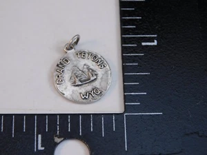 ANTIGUO ENCANTO DE COLECCIÓN GRAN TETONS DE PLATA ESTERLINA WYOMING - Imagen 1 de 2