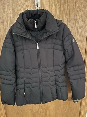 Chaqueta acolchada de invierno con capucha Calvin Klein talla mediana negra Foto 1 de 4