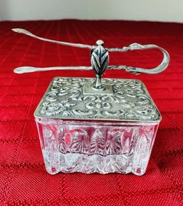 Vintage Sterling Silber & geschliffenes Kristall Zuckerwürfel Topf mit Zange - Repoussé Deckel - Bild 1 von 11