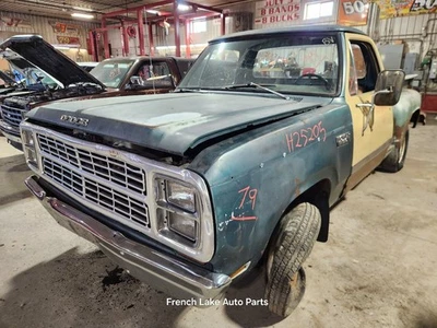 Columna de dirección AT gris con llave para camioneta Dodge 100 1979 1266629 Foto 1 de 4