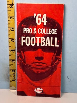 Manual de fútbol americano profesional y universitario 1964 de Esso gasolina Humble Oil Foto 1 de 2
