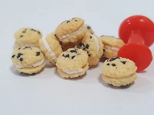 10 PCs.of Dollhouse miniature Homemade Oatmeal Chocolate chip Cream Pies - Picture 1 of 6