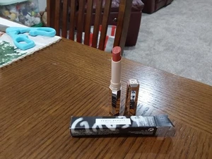 Rouge à lèvres mat peluche Fenty Beauty Mattemoiselle FESSÉE ~ MINI TAILLE 0,06 OZ NEUF DANS SA BOÎTE ! - Photo 1 sur 1