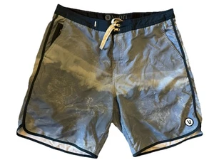 Costume da bagno corto VUORI Cruise Boardshort, taglia 34, nuvole blu, sfoderato, cucitura interna 7,5" - Foto 1 di 4