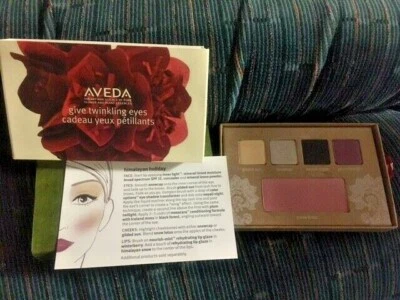Paleta de mejillas Aveda Give Twinkling Eyes esencia pétalos vacaciones en el Himalaya nueva en caja muy buena condición Foto 1 de 2