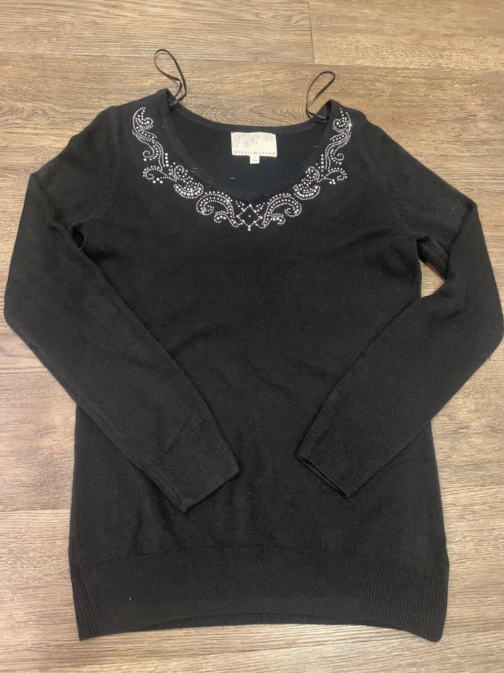 Suéter Debbie Morgan para mujer talla pequeña negro cuello en V estrás Foto 1 de 4